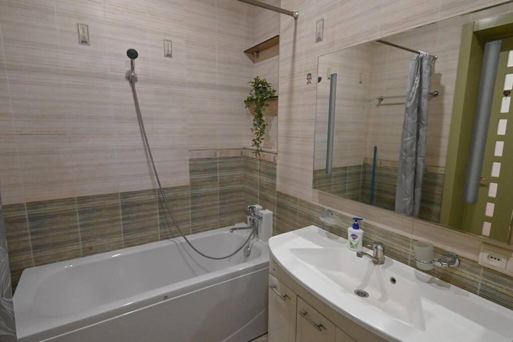 Classic Apt. On Liberty Square Tbilisi Luaran gambar