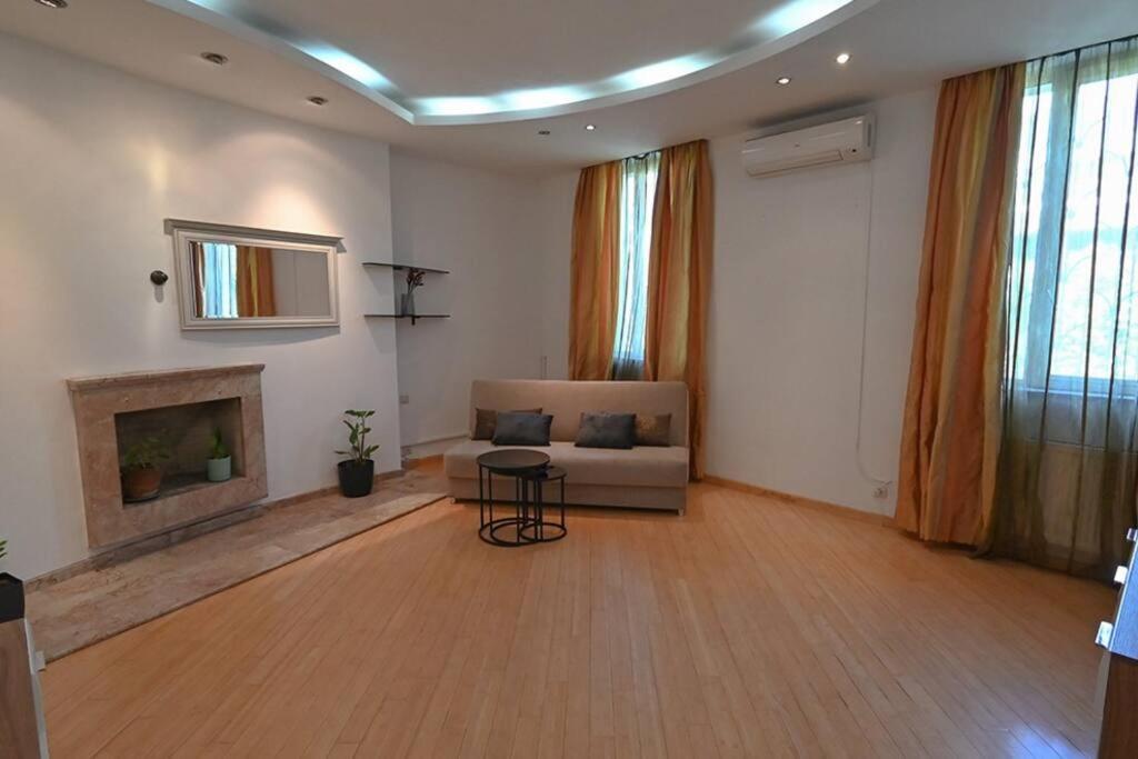 Classic Apt. On Liberty Square Tbilisi Luaran gambar